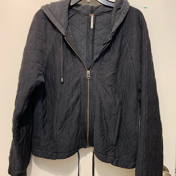 Free People Women’s (Medium) Black Quilted Jacket with Hood and zipper back. - Picture 2 of 11